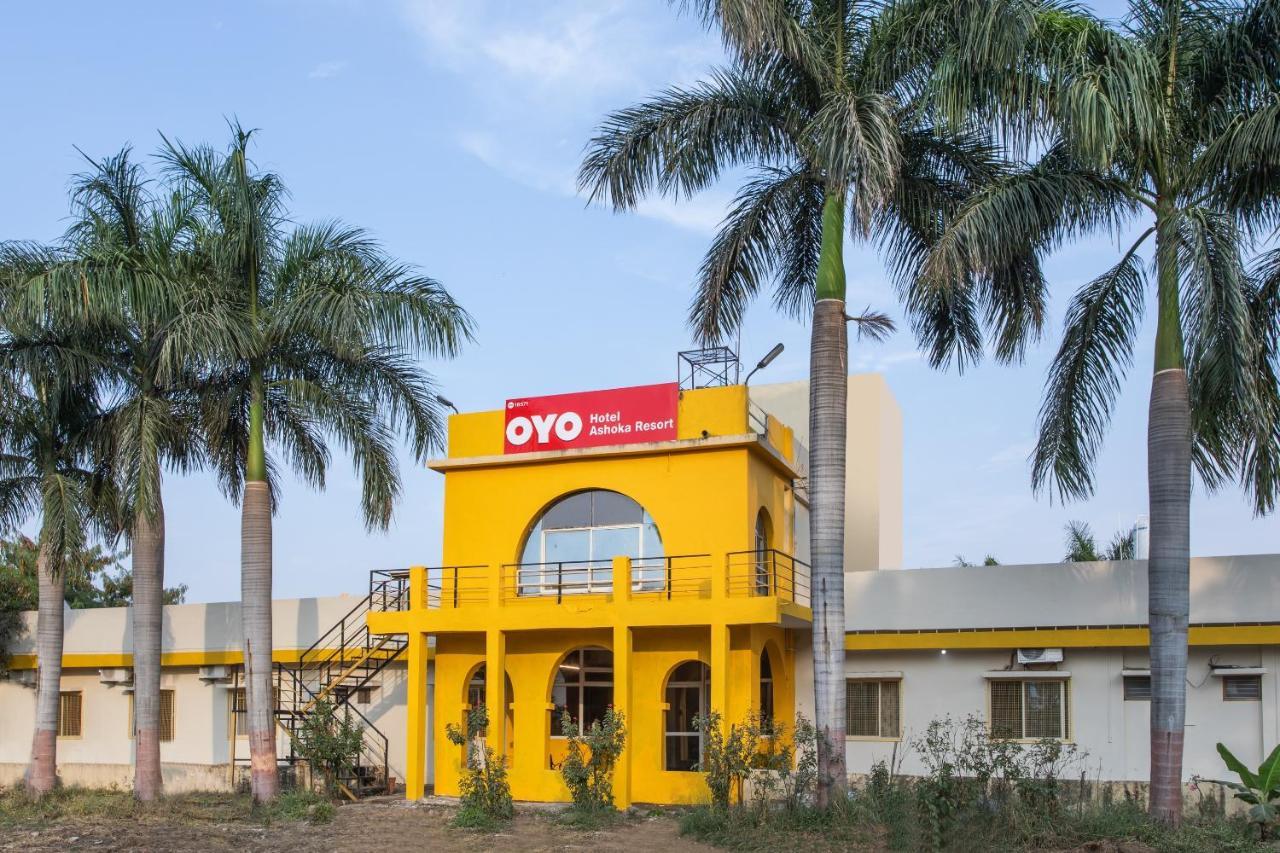 Oyo 18571 Ashoka Resort Indore Bagian luar foto