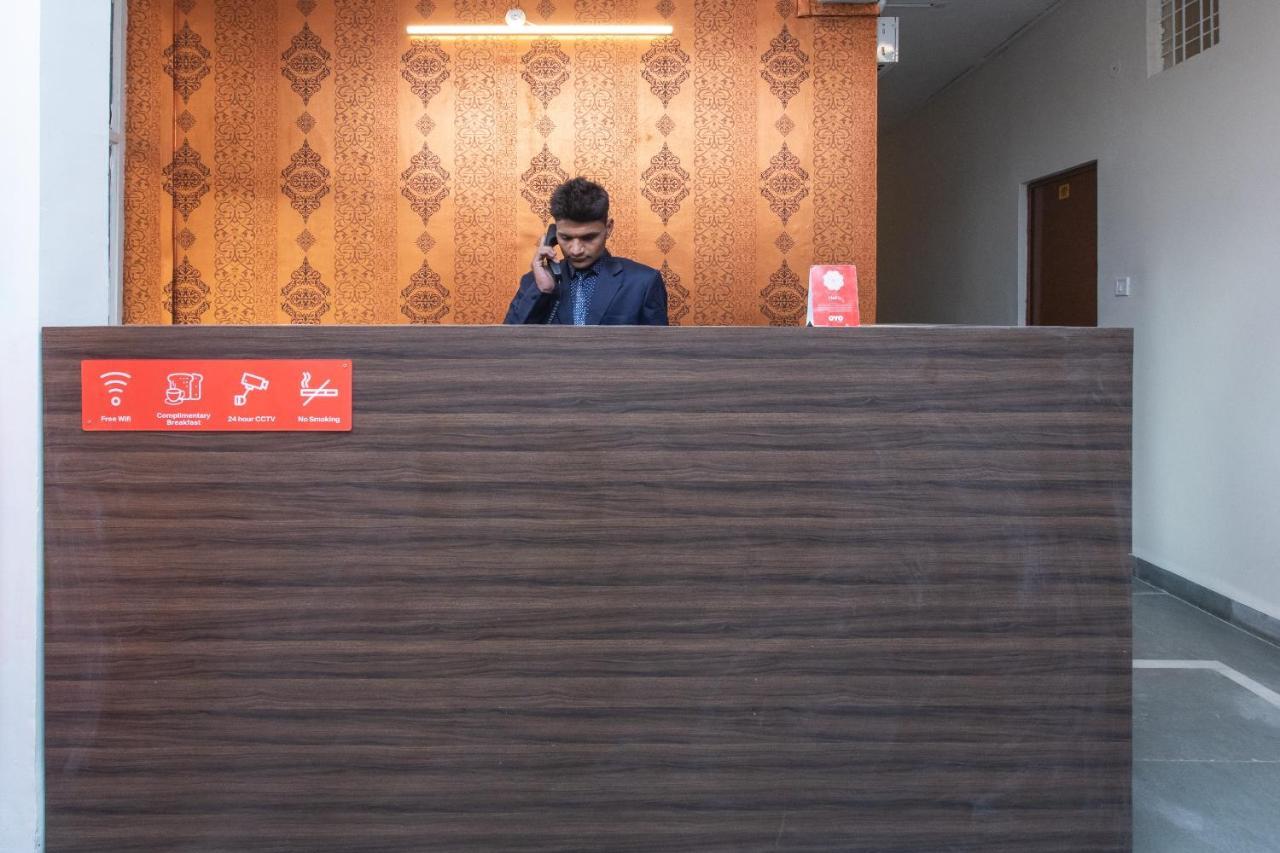 Oyo 18571 Ashoka Resort Indore Bagian luar foto